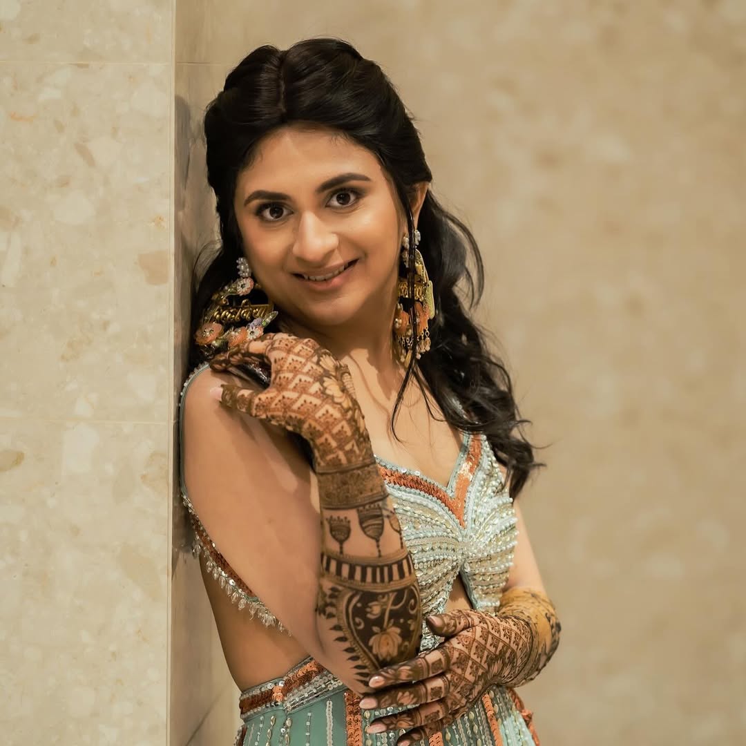 Grace, beauty, and a touch of tradition 🌿✨ Our Mehendi bride shines brighter than ever. 💚👰_♀️